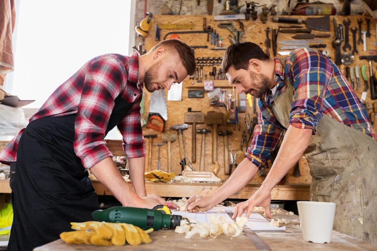 Working with wood: The most important tools for beginners
